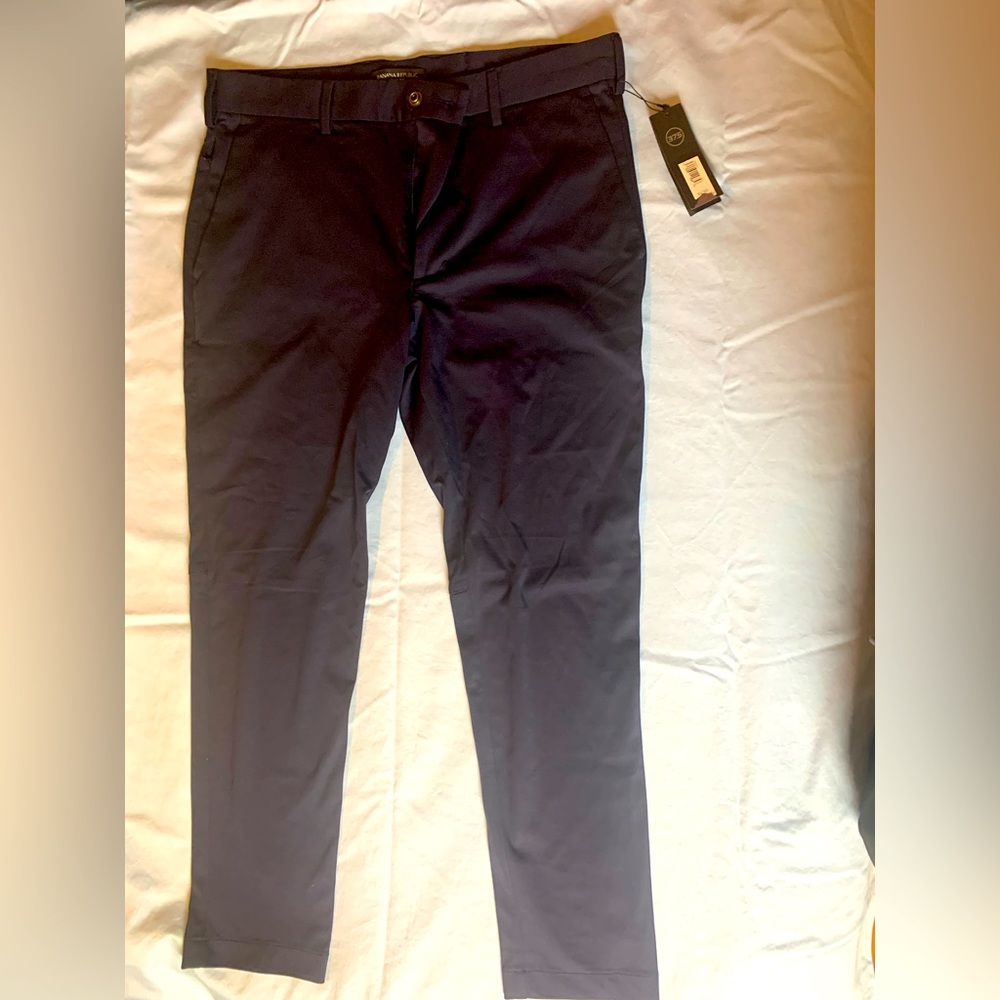 Navy Blue Banana Republic Men’s Core Temperature Slim Dress Pants in size 31x30.